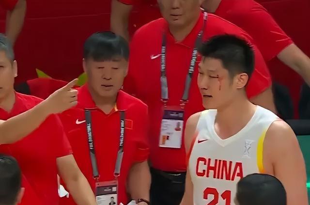还给了他一, 这裁判也是, 胡金秋被打
